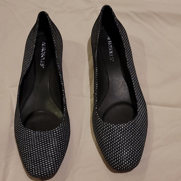 AEROSOLES Shoes - NWOT - Aerosoles B&W Pumps 9.5W